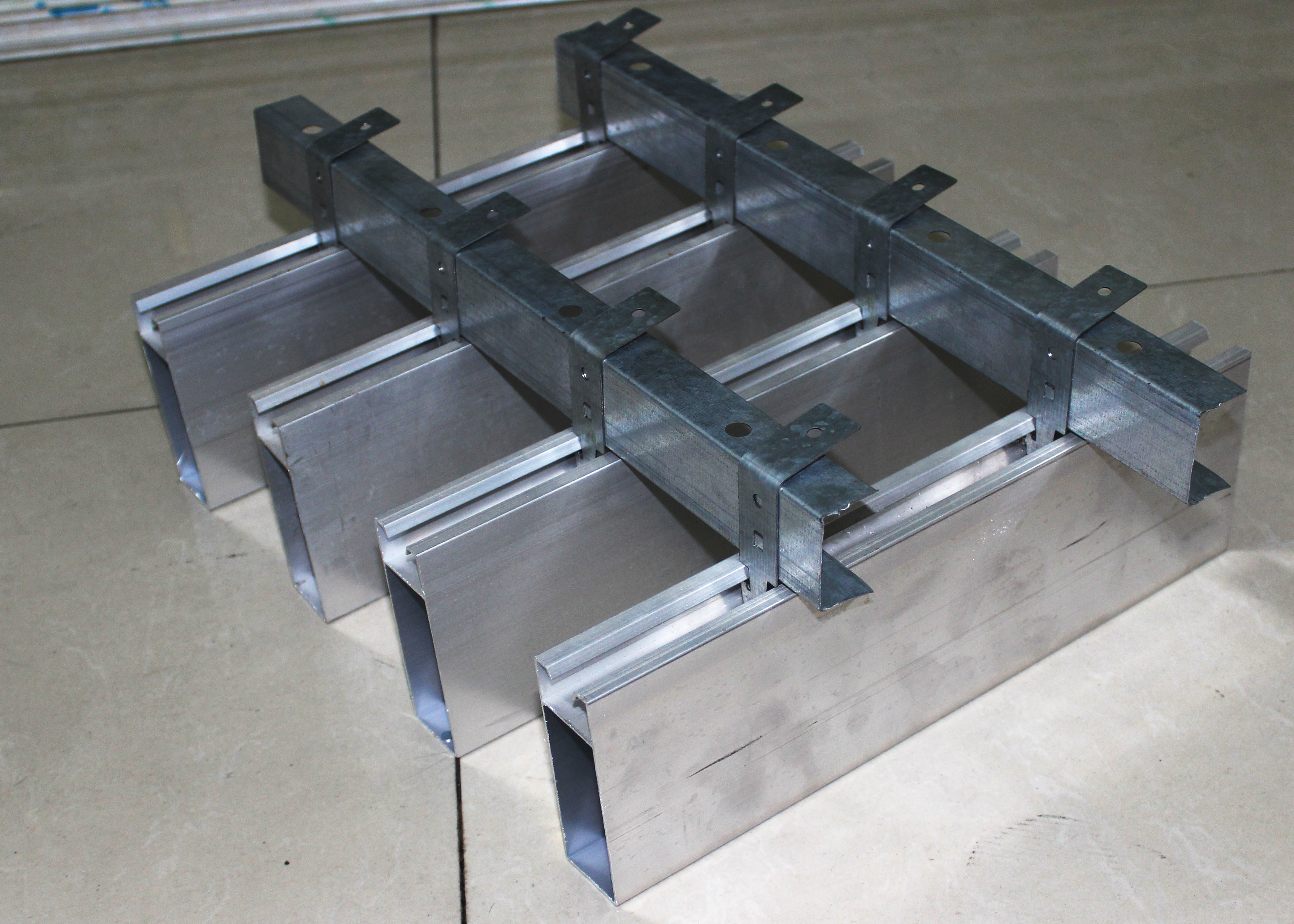 Polyester Powder Coating Linear Metal Ceiling Tiles Fire Retardant Ceiling Decorative